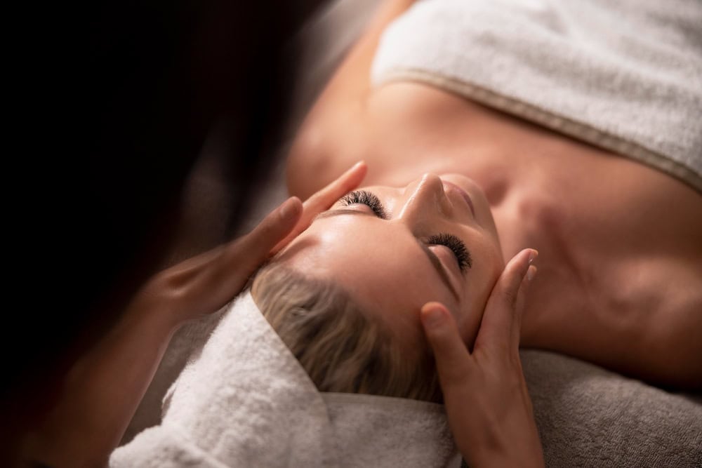 Come funziona il massaggio lifting al viso